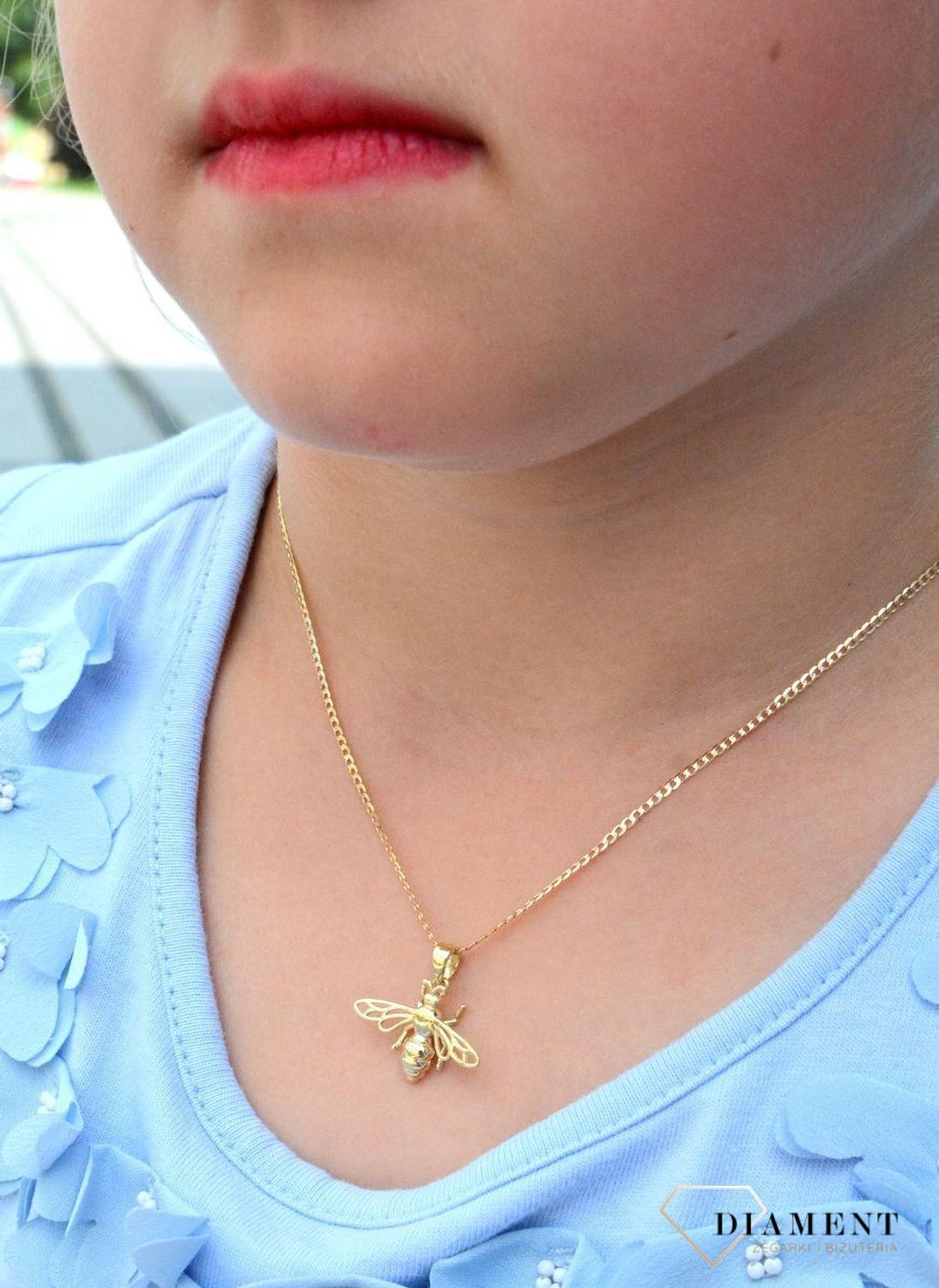 Złota zawieszka Pszczoła próby 333 ZA 5872 333. Zawieszka złota Pszczoła. Złoty wisiorek w kształcie pszczoły. Zawieszka próby 333. Wisiorek ten to idealny pomysł na prezent. Wisiorek złoty damski. W.jpg